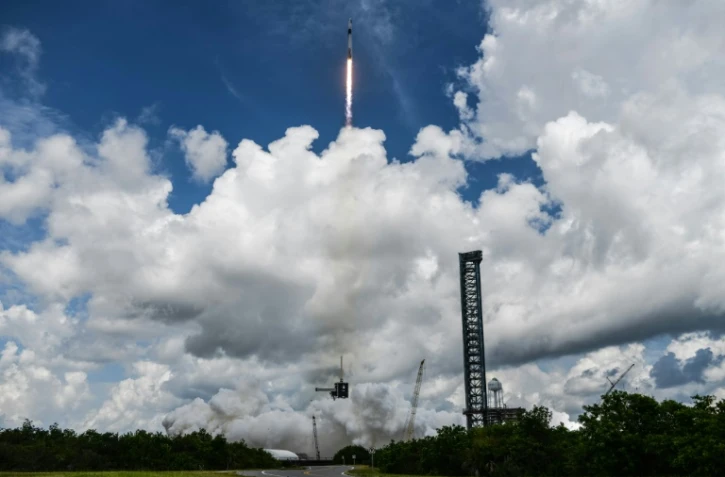 Une fusée de SpaceX transportant la capsule Crew Dragon décolle du Centre spatial Kennedy de la Nasa, en Floride, le 1er août 2025.