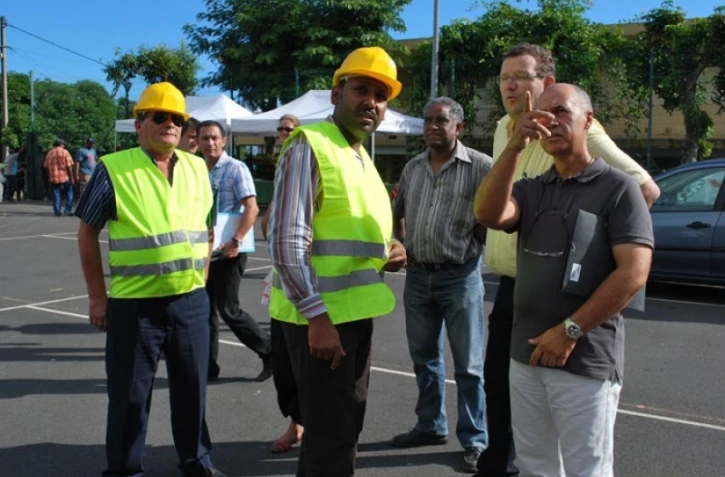 Lundi 21 mai 2012 - Lancement des travaux des abords de l'école de l'Étang (Photo D.R)