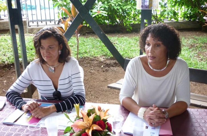 Jeudi 24 mai 2012 - Présentation de l'exposition artisanale par  Fabienne De Verdière (Vice-Présidente Arts et Traditions) et Pascaline Chereau-Nemazine (Conseillère Générale) (photo Alexandre Rivière