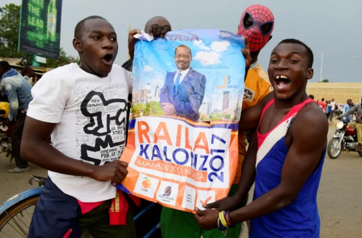 Des partisans du candidat d'opposition Raila Odinga brandissent une affiche de campagne, dans les rues de Kisumu, au Kenya, le 10 août 2017