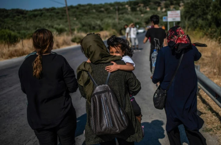 Des migrants près du camp de réfugiés de Moria, sur l'île grecque de Lesbos, le 1er septembre 2019