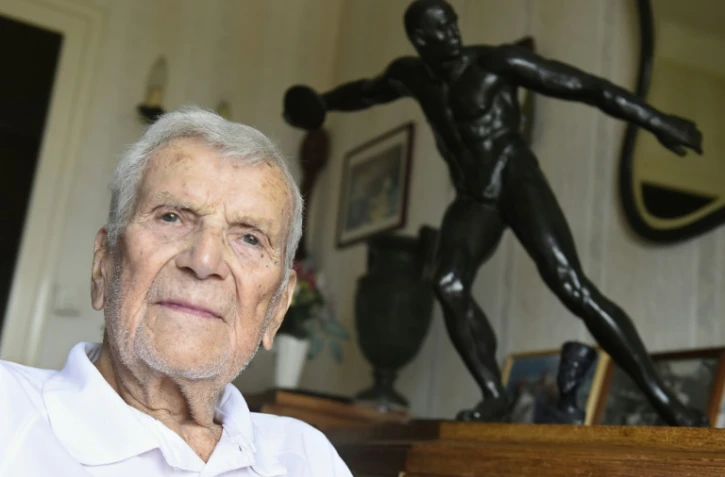 Tony Bertrand, l'ancien entraîneur de l'équipe de France aux Jeux Olympiques de Londres en 1948, lors d'une interview à l'AFP le 4 août 2016 à son domicile à Lyon