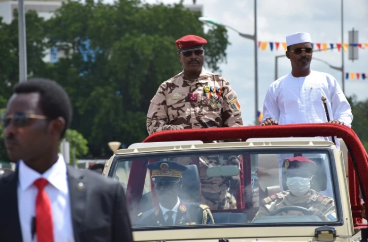 Le général Mahamat Idriss Déby Itno (D), président de transition du Tchad, aux côté du chef d'état-major de l'armée, le général Abakar Abdelkerim Daoud (G) lors des fêtes de l'independance du pays à N'Djamena le 11 août 2023