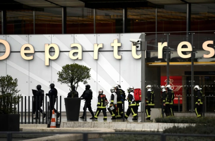 Des pompiers et une équipe du Raid à l'aéroport d'Orly, le 18 mars 2017