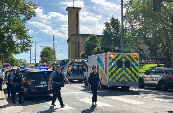 Des policiers et services de secours sur la scène d’une attaque par armes à feu à l’Eglise de l’Annonciation et l'Ecole catholique de Minneapolis, dans le Minnesota, le 27 août 2025