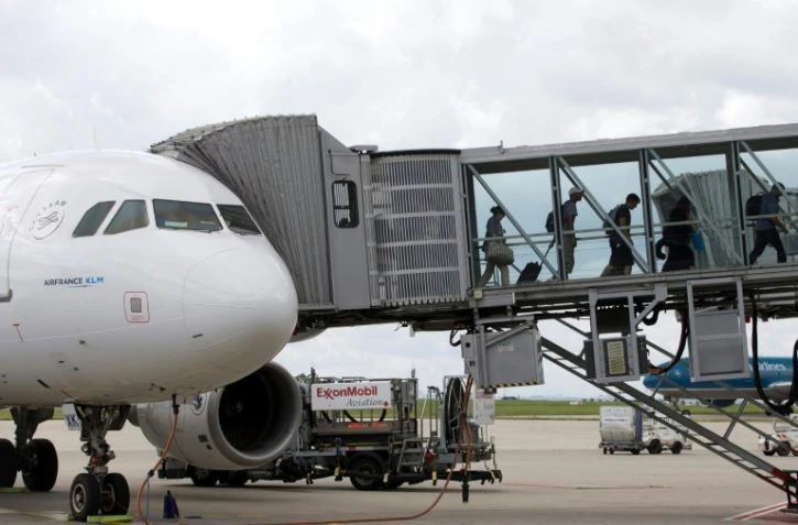 Des passagers débarquent à l'aéroport de Roissy le 18 août 2014
