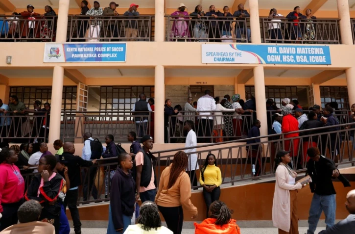 RDes parents et proches attendent des nouvelles evant l'école pour filles Utumishi après un incendie meurtrier survenu à Gilgil, au nord de Nairobi, le 28 mai 2026 au Kenya