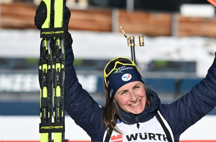 La Français Justine Braisaz-Bouchet célèbre sa victoire dans la poursuite 10 km de coupe du monde de biathlon à Lenzerheide, en Suisse, le 16 décembre 2023.