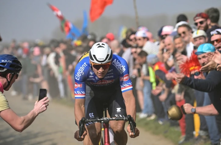 Le Néerlandais Mathieu Van Der Poel lors du Paris-Roubaix 2023 qu'il a remporté le 9 avril 2023