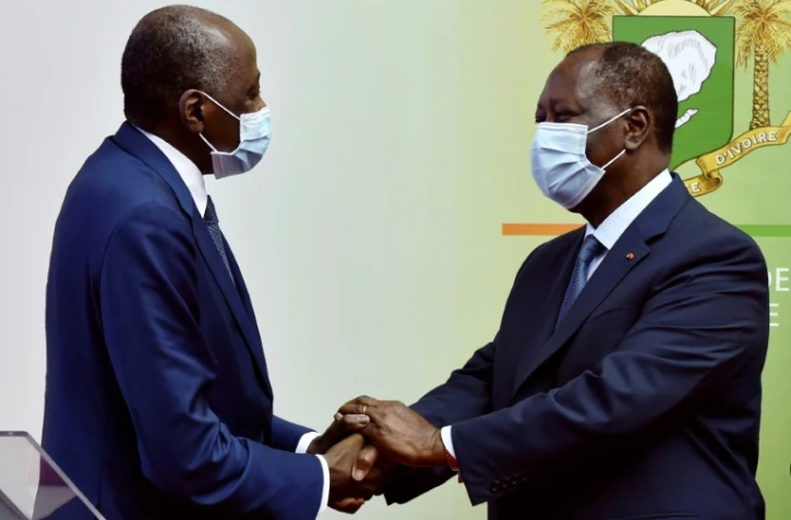 Amadou Gon Coulibaly (g) accueilli par Alassane Ouattara à l'aéroport Félix Houphouët Boigny, à Abdijan le 2 juillet 2020