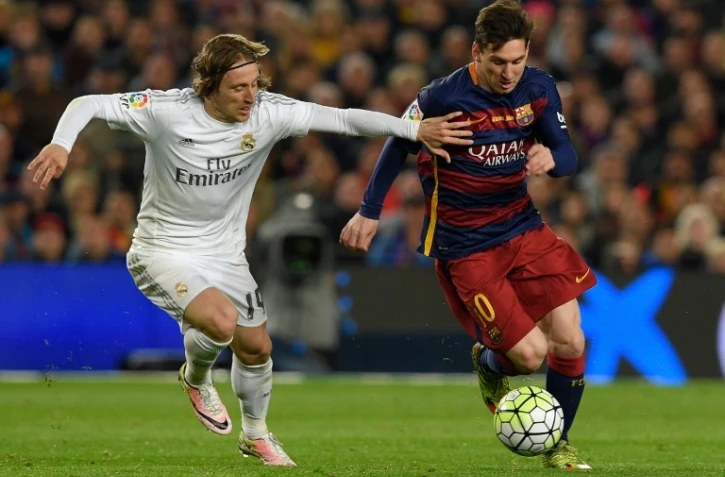Le milieu de terrain du Real Madrid Luka Modric et l'attaquant du FC Barcelone, le 2 avril 2016 au Camp Nou