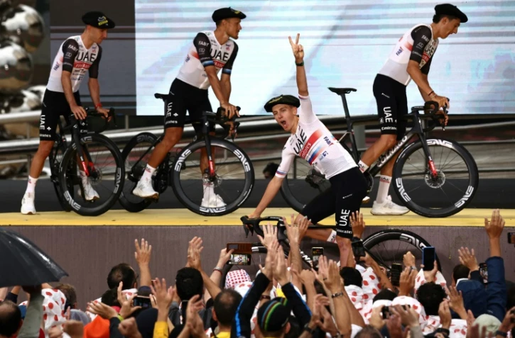 Le coureur slovène de l'équipe UAE Team Emirates, Tadej Pogacar (au centre), lors de la présentation officielle des équipes du Tour de France, à Bilbao, dans le nord de l'Espagne, le 29 juin 2023, deux jours avant le départ de la 110e édition