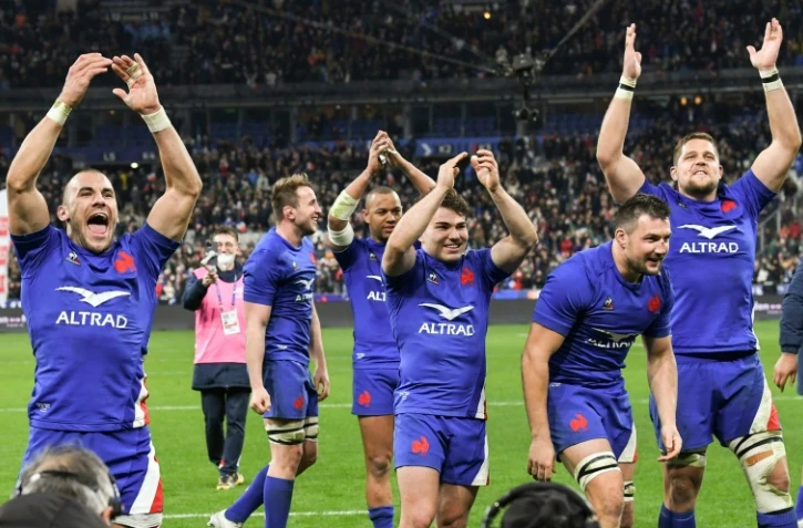 La joie des rugbymen français après leur victoire à domicile face à l'Irlande (30-24), lors du Tournoi des Six nations, le 12 février 2022 au Stade de France à Saint-Denis