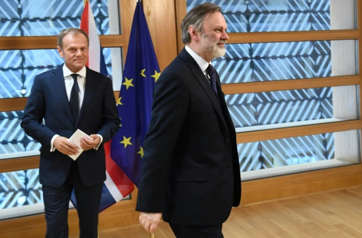 L'ambassadeur britannique auprès de l'UE, Tim Barrow, prend congé du président du Conseil européen Donald Tusk, le 29 mars 2017 à Bruxelles