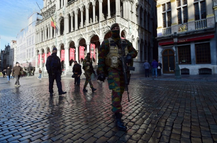 Des soldats et la police patrouillent le 23 novembre 2015 sur la Grand-Place de Bruxelles