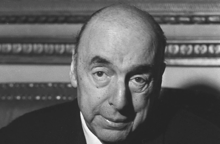 Photo datée du 21 octobre 1971 de l'écrivain, poète et diplomate chilien, Pablo Neruda. Alors ambassadeur du Chili en France, le poète répond aux questions des journalistes à l'ambassade chilienne, après avoir reçu le Prix Nobel de Littérature 1971.