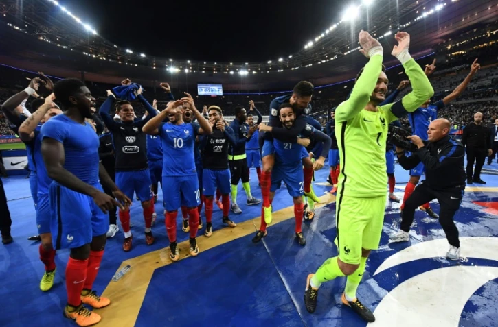 Les Bleus communient avec leurs supporters à l'issue de la qualification pour le Mondial-2018, le 10 octobre 2017 au Stade de France