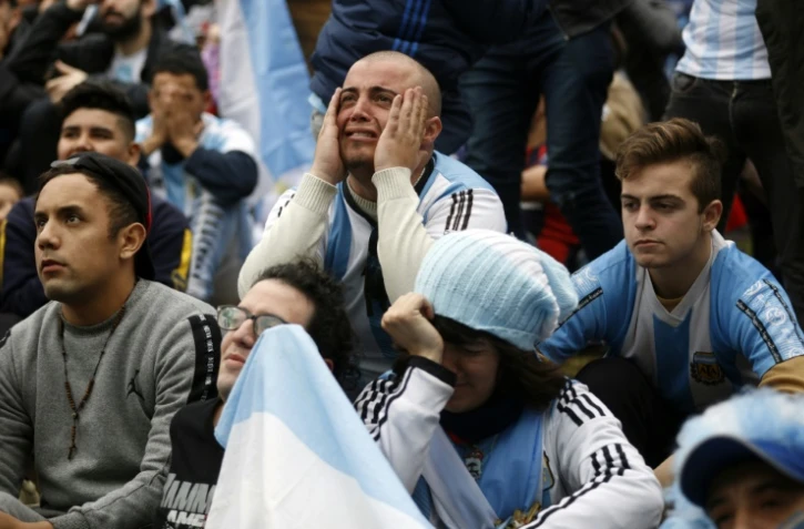 Les supporters argentins effondrés à Buenos Aires après la défaite face à la France à Kazan en 8e de finale du Mondial le 30 juin 2018