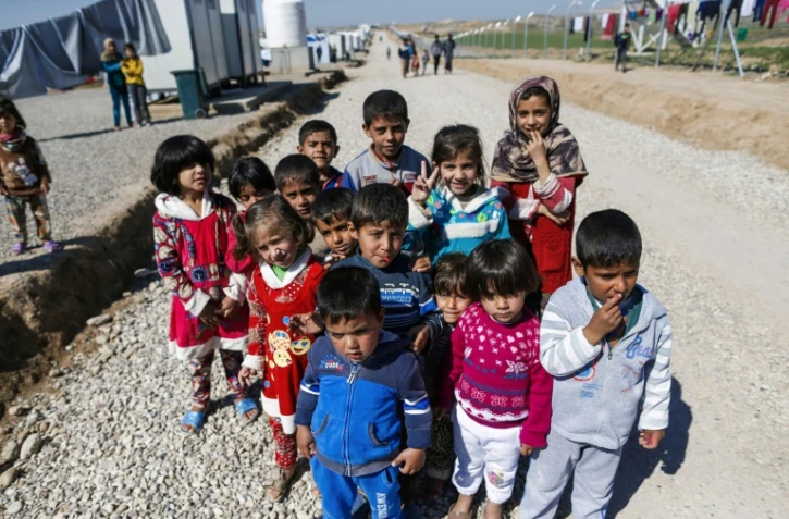 Des enfants irakiens qui ont fui les combats à Mossoul au camp de Hasan Sham situé à 30 km à l'est de Mossoul, le 31 mars 2017