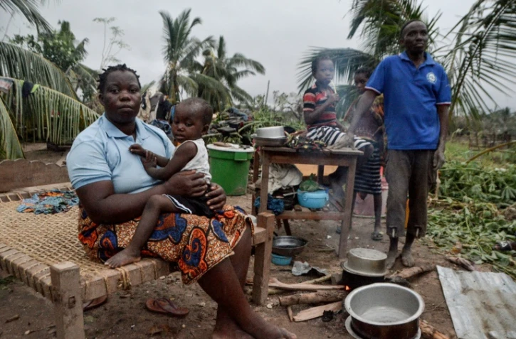 Maria Mendosa et son mari Assane Maulana sur l'emplacement de ce qui était leur maison, à Nacate, le 28 avril 2019