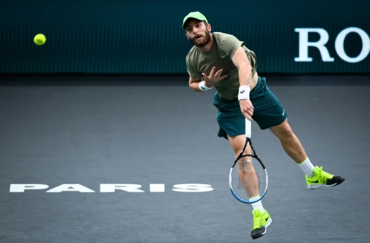 Corentin Moutet au service face à l'Italien Salvatore Caruso au Masters 1000 de Paris, le 2 novembre 2020