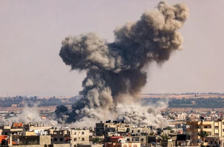 Nuage de fumée après après un bombardement israélien sur Rafah, dans le sud de la bande de Gaza, le 19 octobre 2023