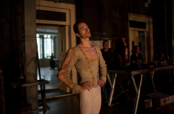 Le danseur brésilien David Motta, ancien soliste du Bolchoï, à l'issue de la répétition générale du "Lac des Cygnes" au Théâtre municipal de Rio de Janeiro, le 12 mai 2022