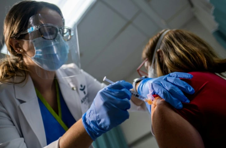 Une infirmière administre le vaccin de Pfizer-BioNTech à une femme au centre médical Ashford de San Juan à Puerto Rico le 15 décembre 2020
