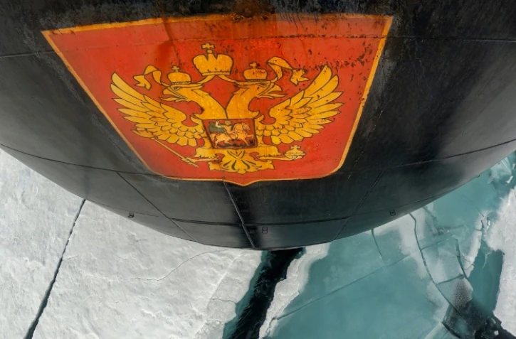 Gros plan sur les armoiries russes du brise-glace à propulsion nucléaire "50 let Pobedy" (50 ans de la Victoire) dans l'océan Arctique, le 20 août 2021 