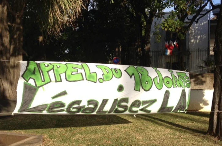Lundi 18 juin 2012 - Banderole dans les jardins de la préfecture