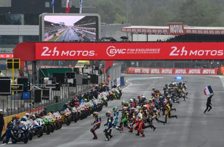 Les pilotes s'élancent vers leurs machines pour le départ de la 48e édition des 24 Heures Motos sur le circuit Bugatti au Mans le 19 avril 2025.

