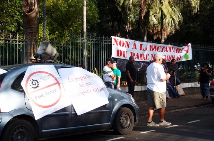 Jeudi 21 juin 2012 - Manifestation du collectif pour le maintien des activités dans le coeur de La Réunion devant le conseil général (photo Samia Omarjee)