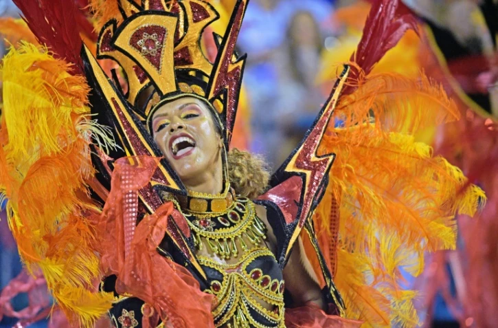 Une danseuse de l'école de samba "Salgueiro" défile sur le sambodrome, à l'ouverture du Carnaval de Rio, le 4 mars 2019 au Brésil
