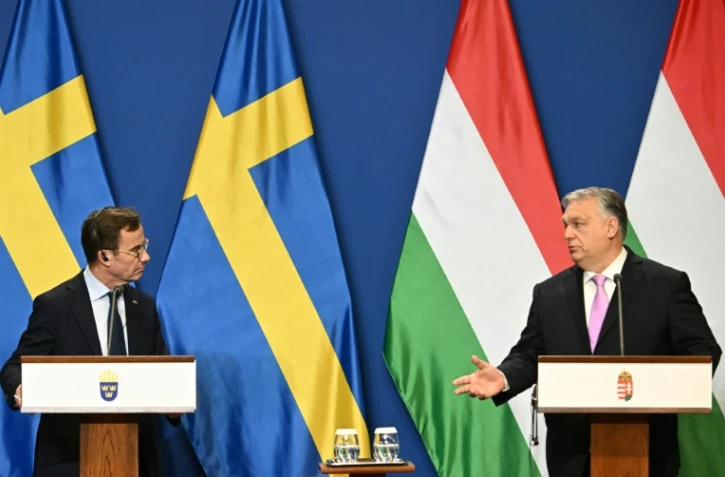 Le Premier ministre suédois Ulf Kristersson (gauche) et son homologue hongrois Viktor Orban donnent une conférence de presse, le 23 février 2024 à Budapest