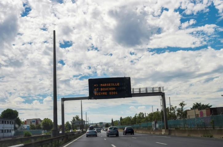 Un panneau de signalisation informe les automobilistes d'un bouchon et d'une déviation sur l'Autoroute A7, près de Valence, le 29 juillet 2017.