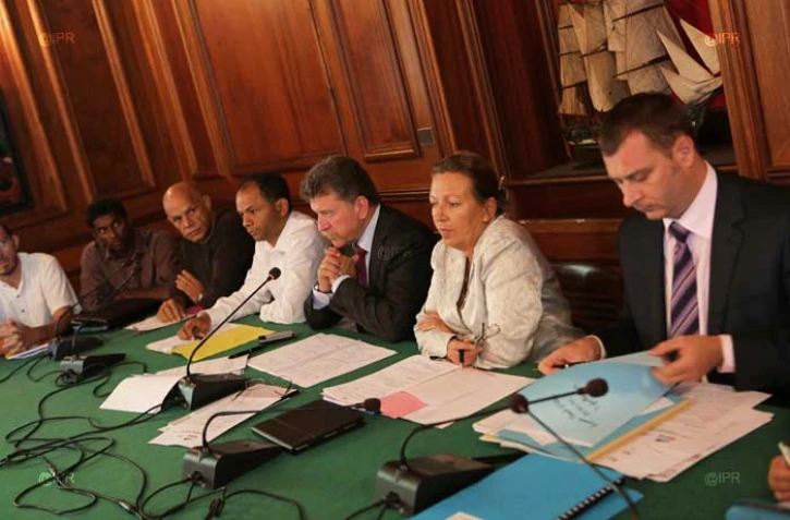 Lundi 2 Juillet 2012
Conférence de presse à la préfecture sur la gestion du risque requin
