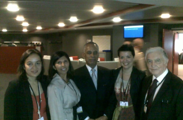 Lundi 2 juillet 2012 -  Nassimah Dindar, présidente du conseil général, entourée du Ministre de l'outre-mer,Victorin Lurel, et de Roland Robert, 1er vice-président du conseil général et de 2 membres du
