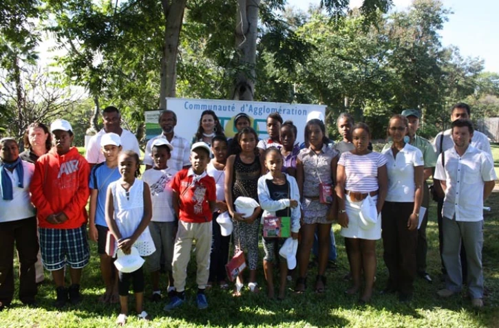 Mardi 3 juillet 2012 - Remise de mallettes pédagogiques aux élèves de CM2 de l'école Georges Thiébaut au Port (photo D.R)
