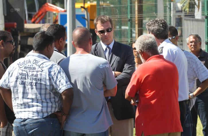 Thomas Campeaux, sous préfet de Saint-Paul, lors de la grève des transporteurs devant la SRPP au Port en février 2012