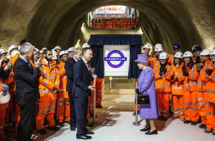 La reine Elizabeth II inaugure une nouvelle ligne de métro qui traversera Londres d'est en ouest à partir de 2018 et portera son nom, le 23 février 2016 à Londres