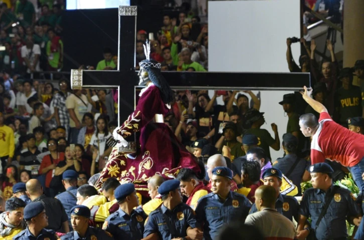 Une foule accompagne la procession annuelle du "Nazaréen Noir" dans les rues de Manille, le 9 janvier 2018