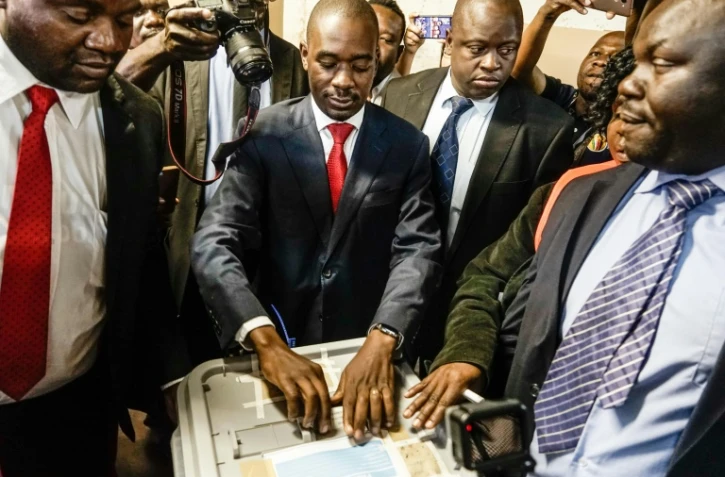 Le leader de l'opposition au Zimbabwe, Nelson Chamisa, vote à Harare le 30 juillet 2018