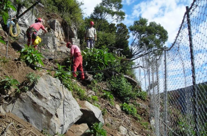 Mardi 10 juillet 2012 - Réhabilitation et sécurisation du sentier de Grand Bassin (photo D.R)