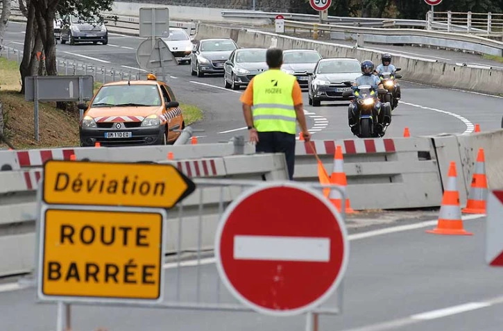 Dimanche 15 Juillet 2012
Le convoi du ministre des Outre-mer Victorin Lurel Ă la sortie de la route du littoral
