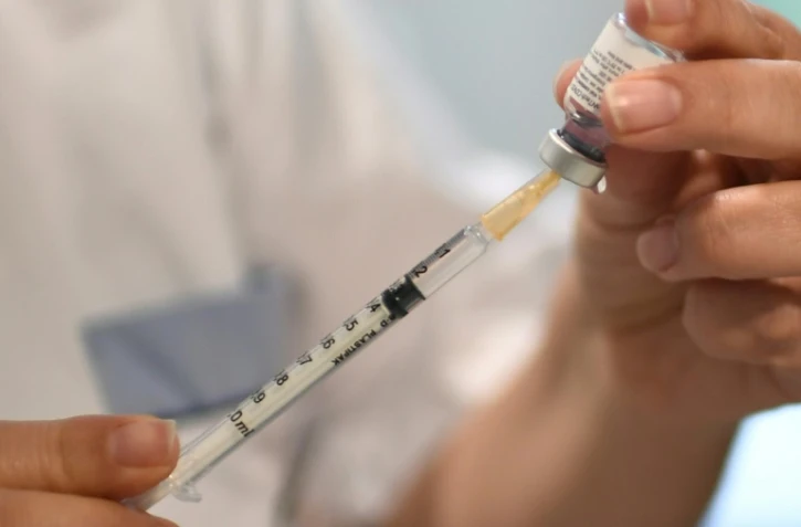 Préparation d'une dose du vaccin Pfizer-BioNTech, dans un EHPAD à Bobigny, le 30 décembre 202.