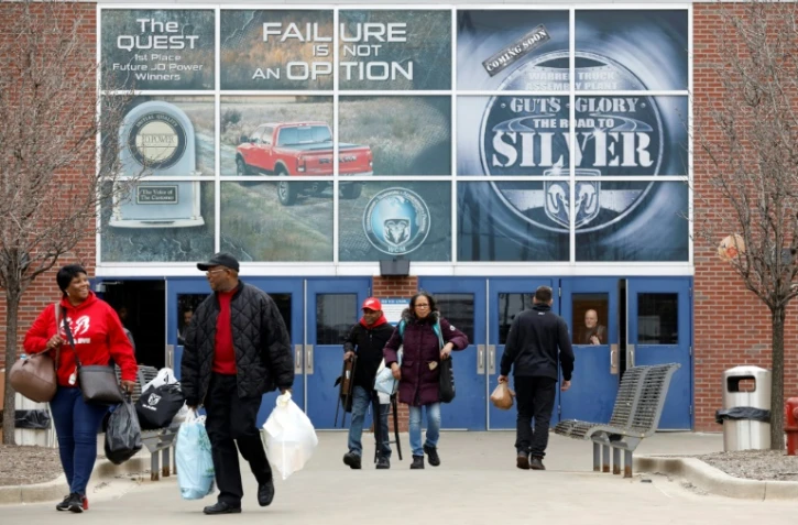 Des employés à la sortie d'une usine Fiat Chrysler Automobiles (FCA), le 18 mars 2020 à Détroit, dans le Michigan