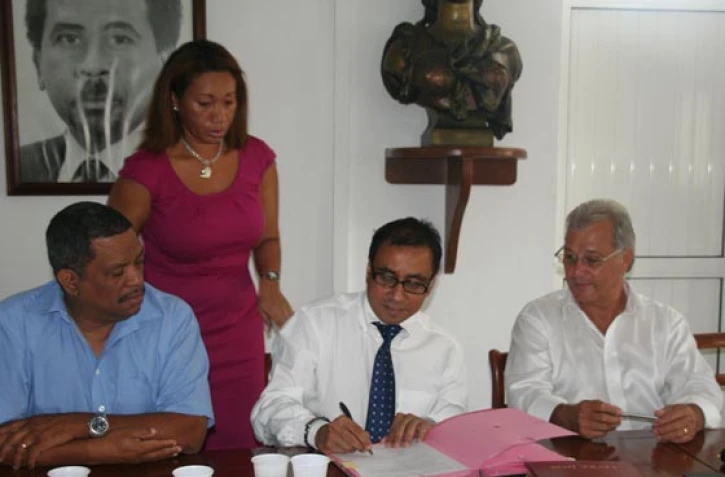 Mercredi 18 juillet 2012 - Signature d'une convention-cadre entre la CCIR et la commune de Sainte-Suzanne pour le développement économique de la ville (photo D.R)