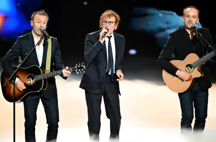 Le chanteur et président de la cérémonie Alain Souchon (c) se produit avec ses fils Pierre et Ours, lors des 40e Victoires de la Musique, à la Seine Musicale à Boulogne-Billancourt, près de Paris, le 14 février 2025