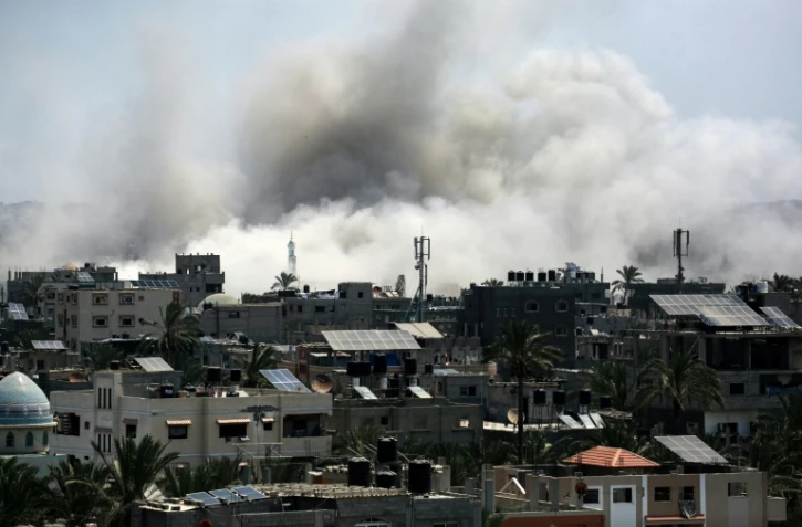 De la fumée s'élève à la suite d'une frappe israélienne à Deir el-Balah, dans le centre de la bande de Gaza, le 27 juillet 2024