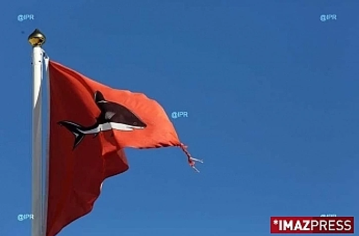 Flamme rouge avertissant de la présence de requins (Photo archives Imaz Press Réunion)